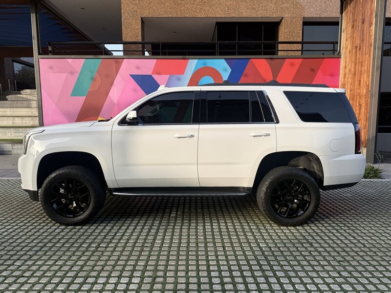 GMC Yukon Vehicle Full-screen Gallery Image 2