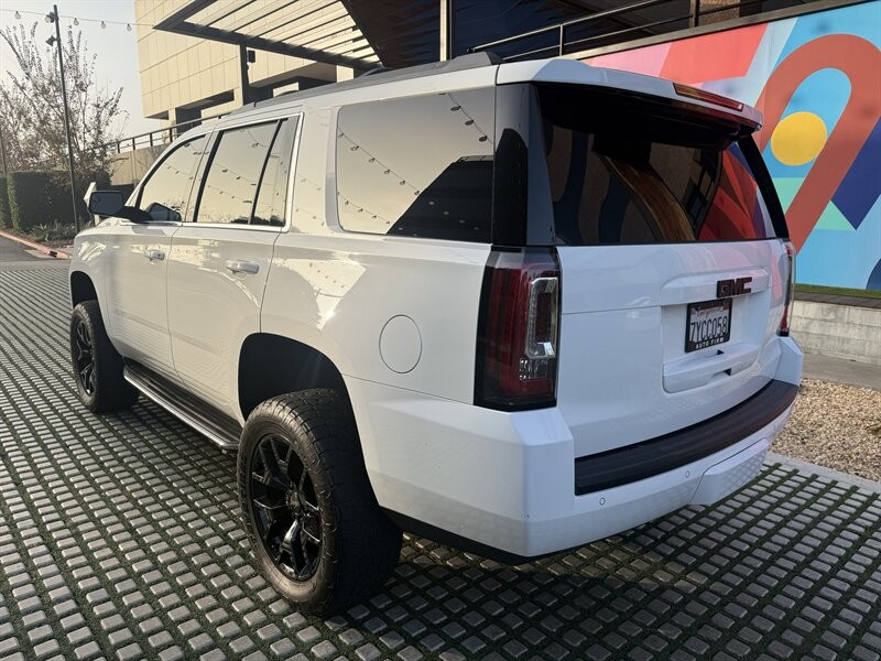 GMC Yukon Vehicle Full-screen Gallery Image 3