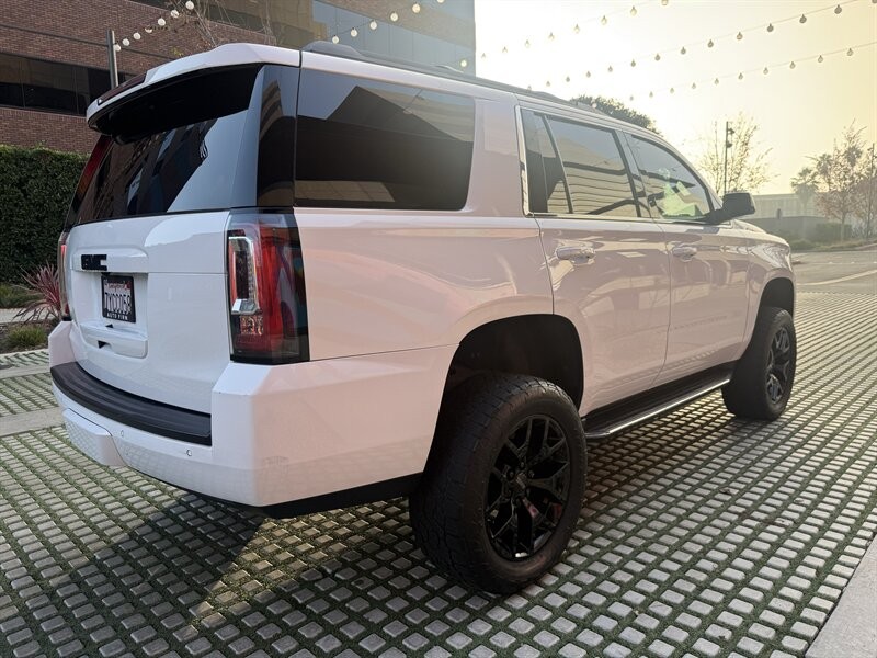 GMC Yukon Vehicle Full-screen Gallery Image 4