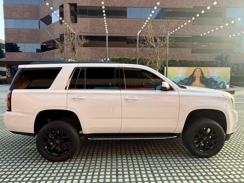 GMC Yukon Vehicle Full-screen Gallery Image 5