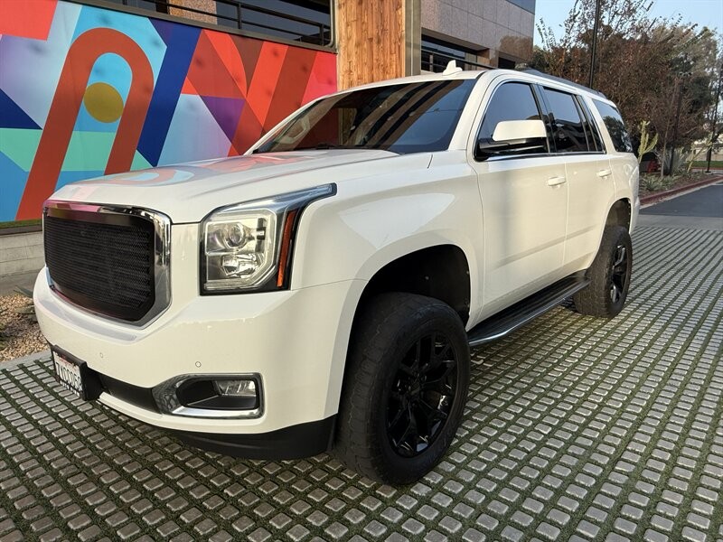 GMC Yukon Vehicle Full-screen Gallery Image 8
