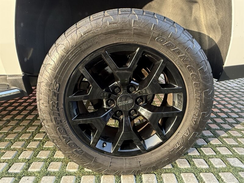 GMC Yukon Vehicle Full-screen Gallery Image 9