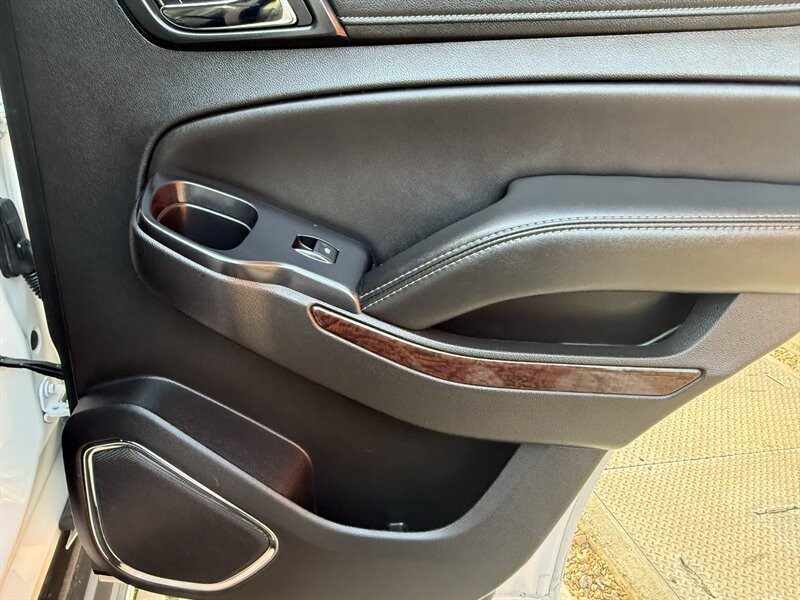 GMC Yukon Vehicle Full-screen Gallery Image 14