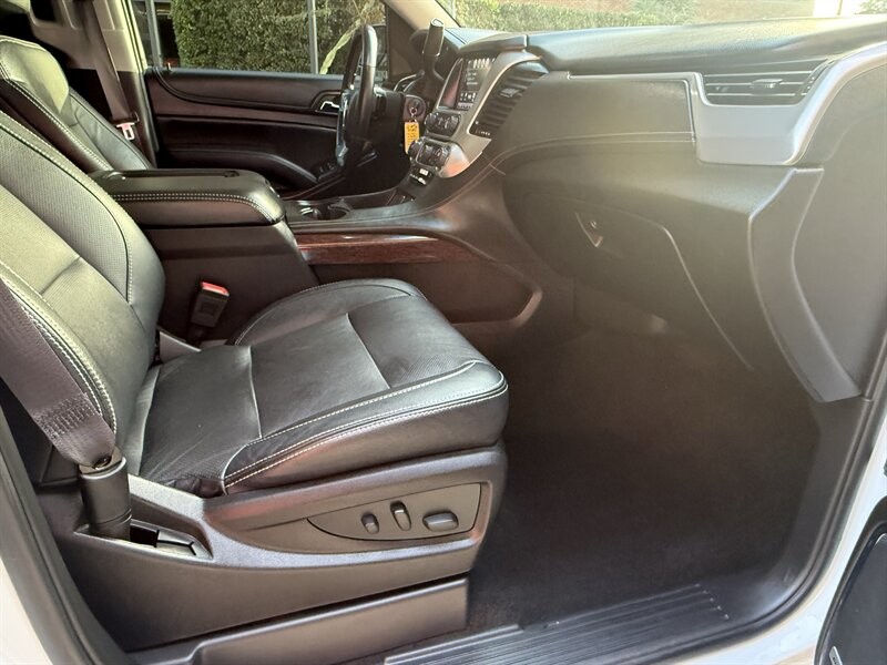 GMC Yukon Vehicle Full-screen Gallery Image 15