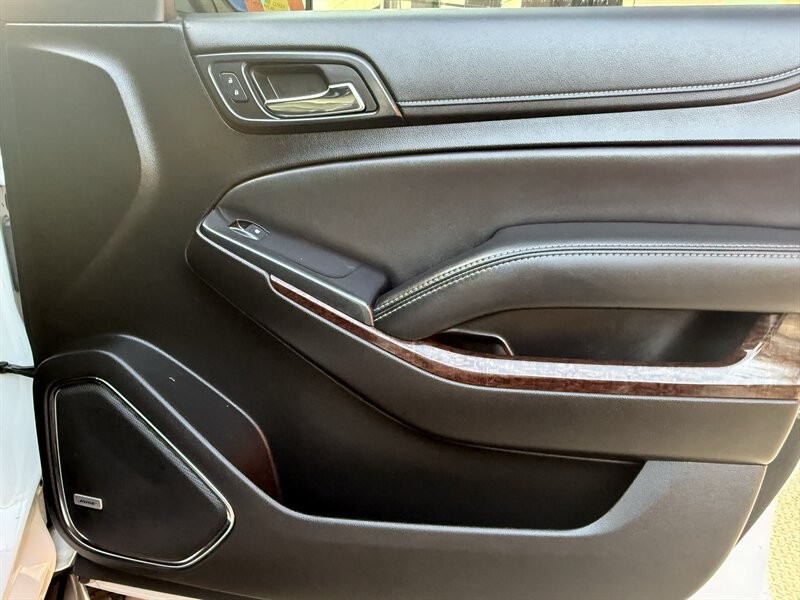 GMC Yukon Vehicle Full-screen Gallery Image 18