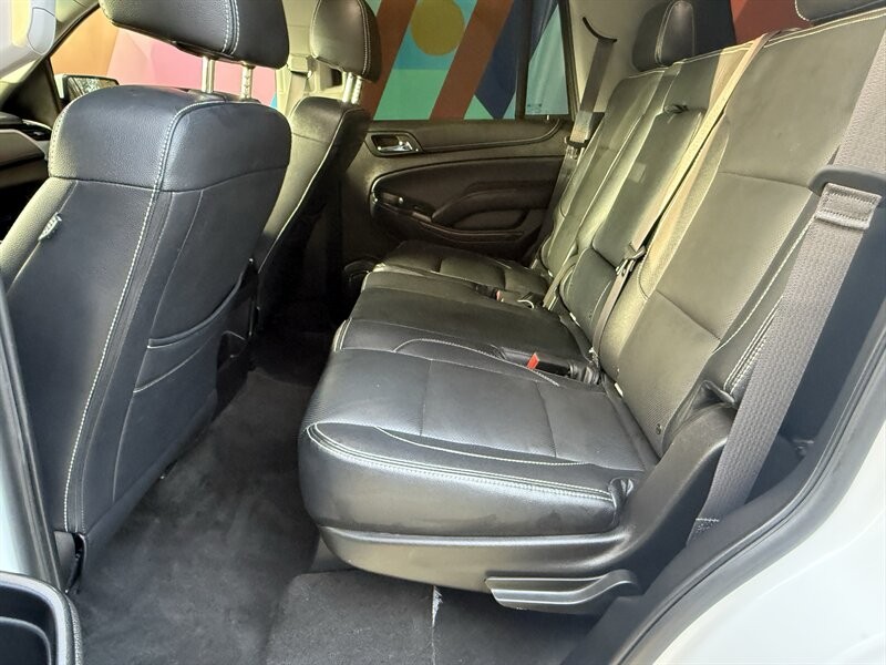 GMC Yukon Vehicle Full-screen Gallery Image 19