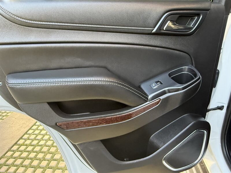 GMC Yukon Vehicle Full-screen Gallery Image 20