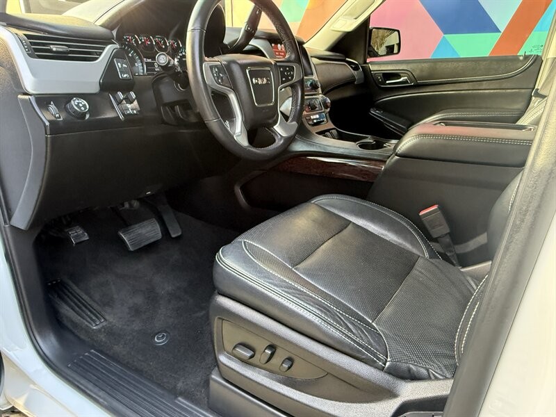 GMC Yukon Vehicle Full-screen Gallery Image 24
