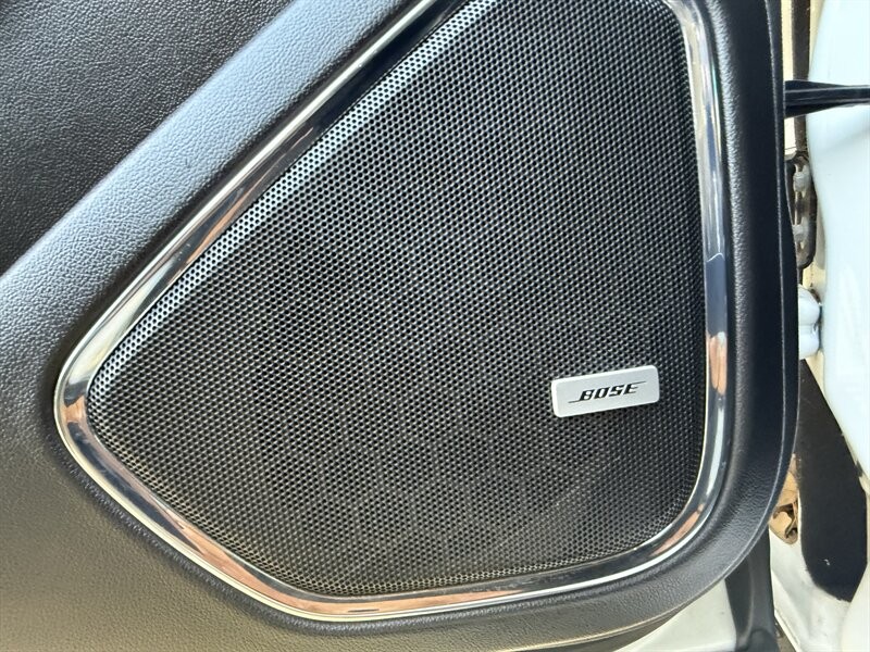 GMC Yukon Vehicle Full-screen Gallery Image 25