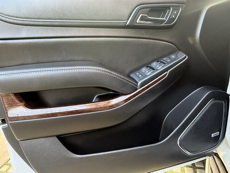 GMC Yukon Vehicle Full-screen Gallery Image 27