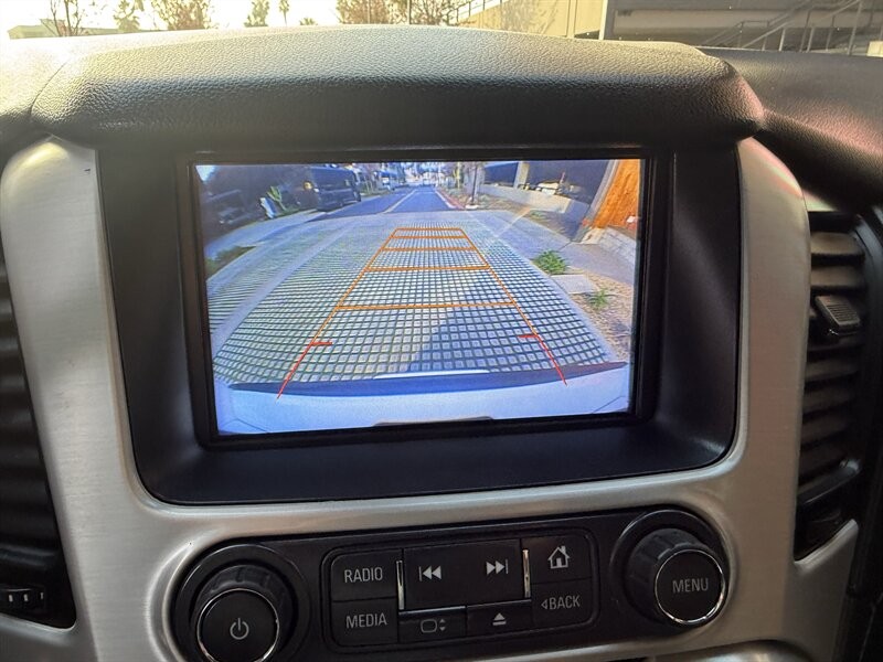 GMC Yukon Vehicle Full-screen Gallery Image 30