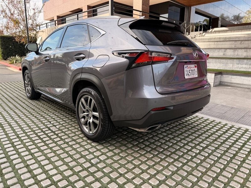 Lexus NX 200t Vehicle Full-screen Gallery Image 8