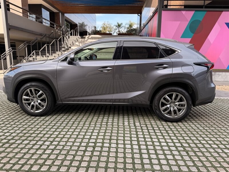Lexus NX 200t Vehicle Full-screen Gallery Image 9