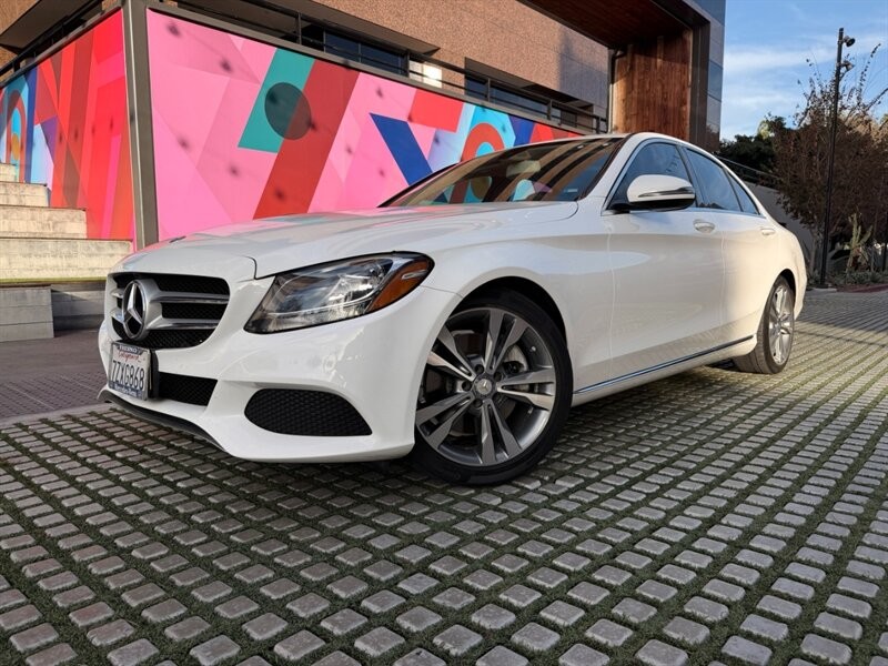 Mercedes-Benz C-Class Vehicle Full-screen Gallery Image 2