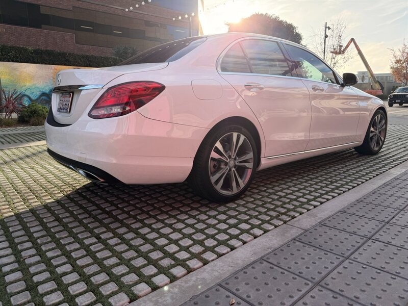 Mercedes-Benz C-Class Vehicle Full-screen Gallery Image 3