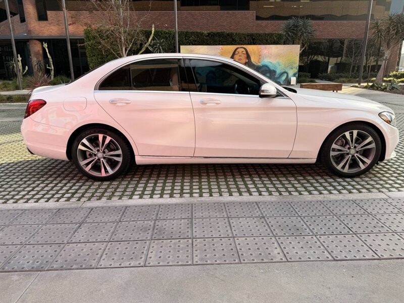 Mercedes-Benz C-Class Vehicle Full-screen Gallery Image 5