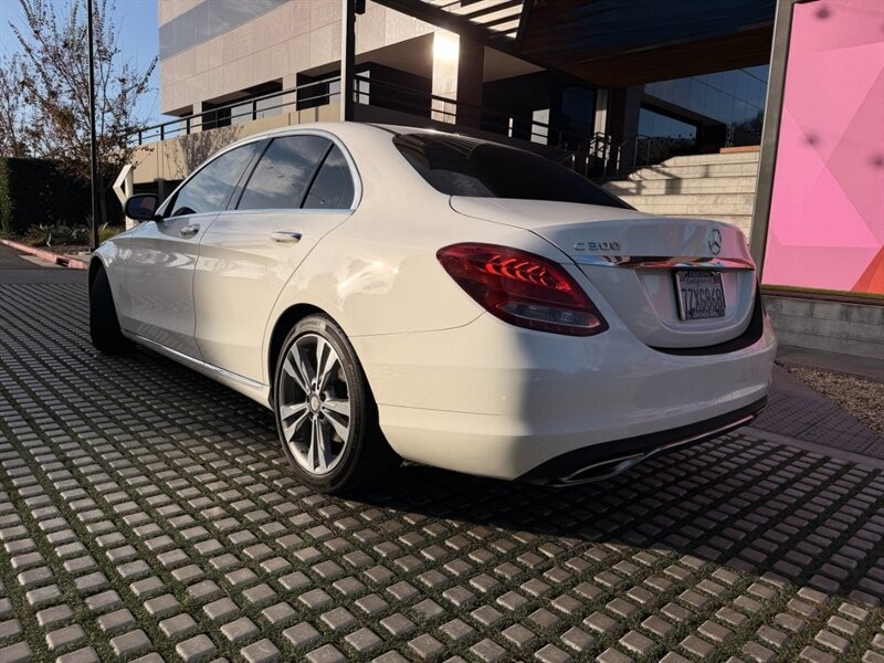 Mercedes-Benz C-Class Vehicle Full-screen Gallery Image 7