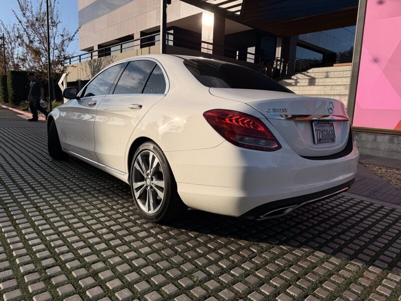 Mercedes-Benz C-Class Vehicle Full-screen Gallery Image 9