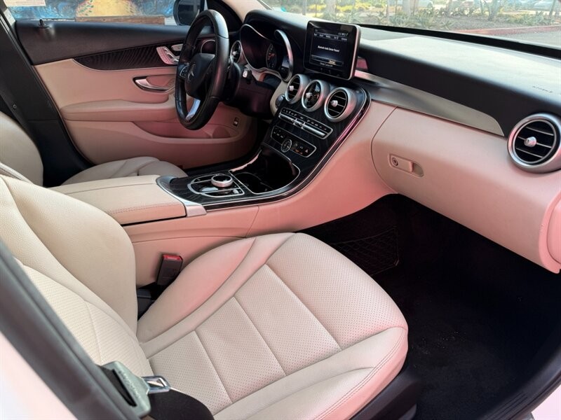 Mercedes-Benz C-Class Vehicle Full-screen Gallery Image 15