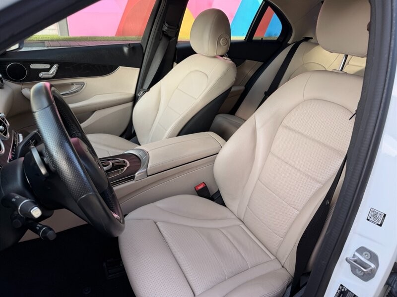 Mercedes-Benz C-Class Vehicle Full-screen Gallery Image 16