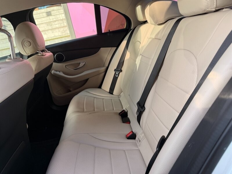 Mercedes-Benz C-Class Vehicle Full-screen Gallery Image 17