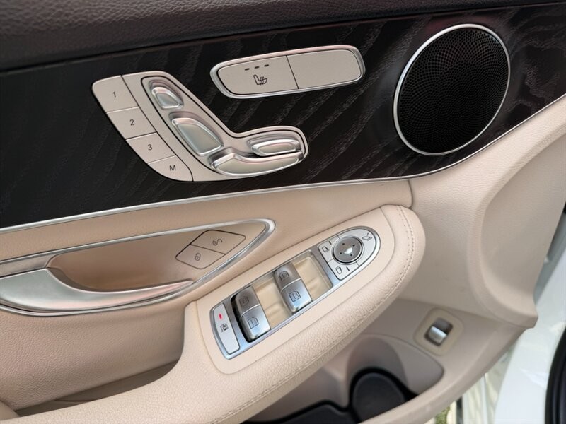 Mercedes-Benz C-Class Vehicle Full-screen Gallery Image 18
