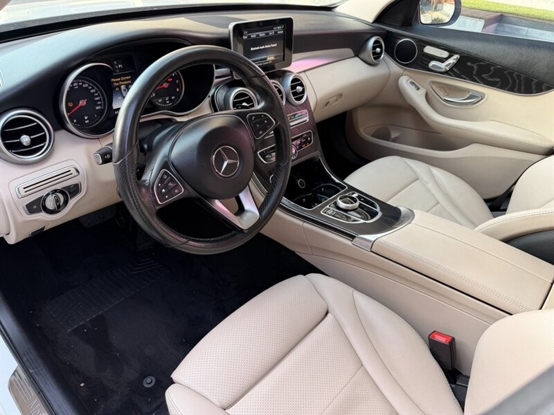 Mercedes-Benz C-Class Vehicle Full-screen Gallery Image 19