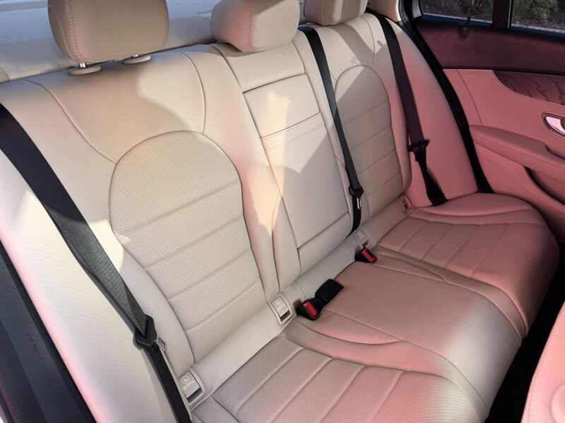 Mercedes-Benz C-Class Vehicle Full-screen Gallery Image 20