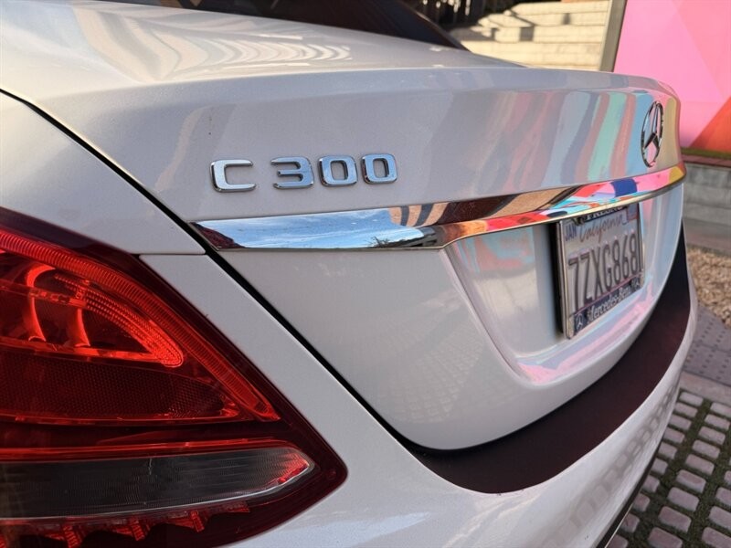 Mercedes-Benz C-Class Vehicle Full-screen Gallery Image 22