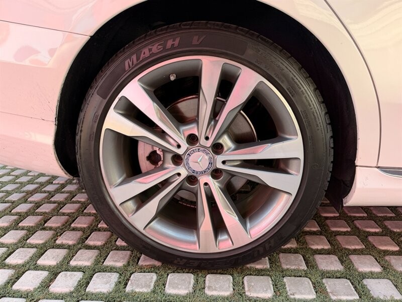 Mercedes-Benz C-Class Vehicle Full-screen Gallery Image 23