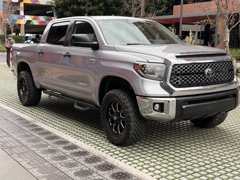 Toyota Tundra 4WD Vehicle Full-screen Gallery Image 3