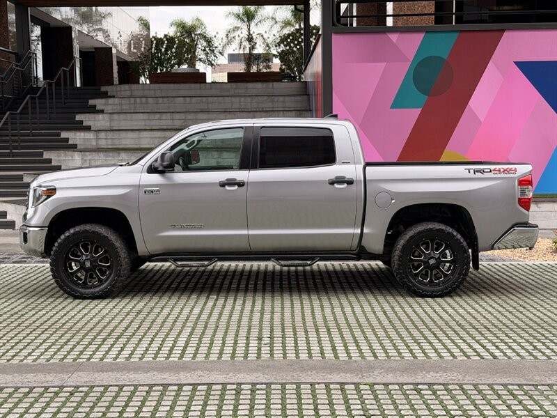 Toyota Tundra 4WD Vehicle Full-screen Gallery Image 6
