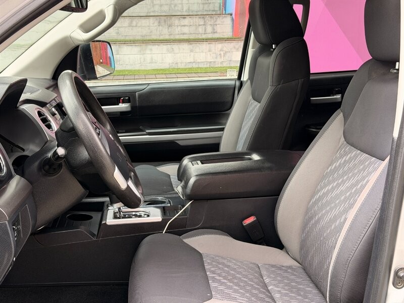 Toyota Tundra 4WD Vehicle Full-screen Gallery Image 8