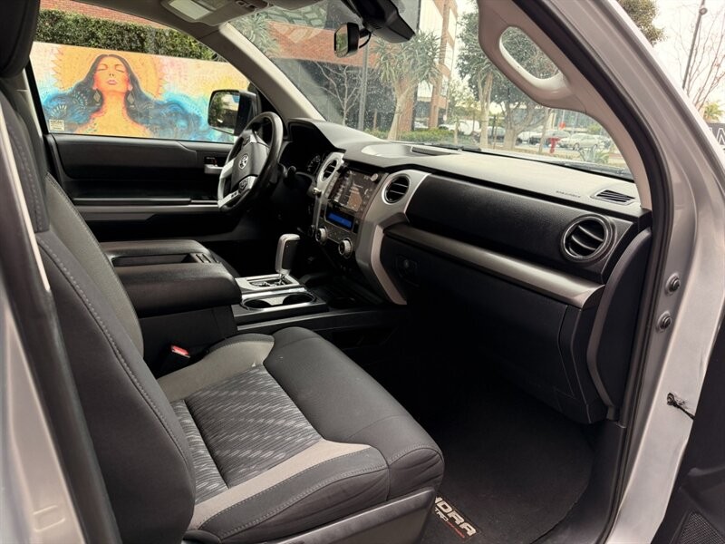 Toyota Tundra 4WD Vehicle Full-screen Gallery Image 10