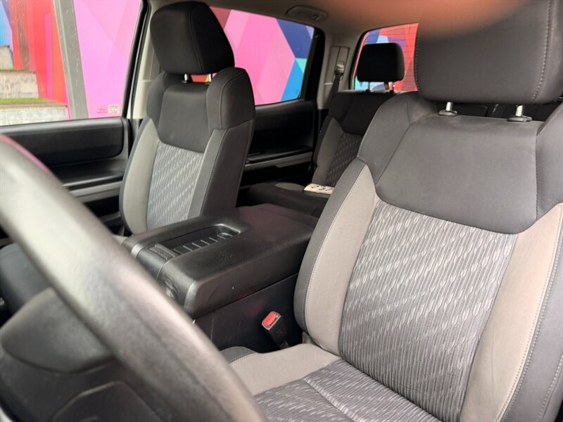 Toyota Tundra 4WD Vehicle Full-screen Gallery Image 12