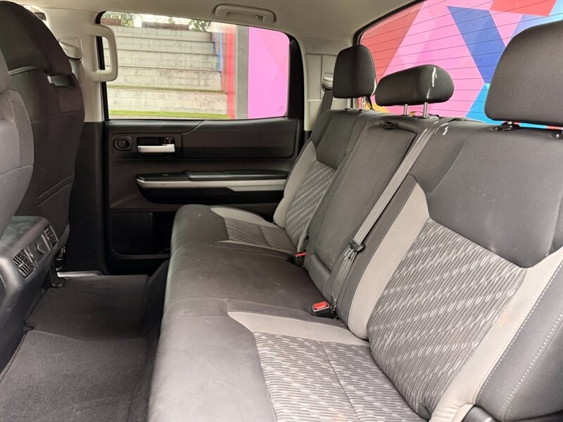 Toyota Tundra 4WD Vehicle Full-screen Gallery Image 13