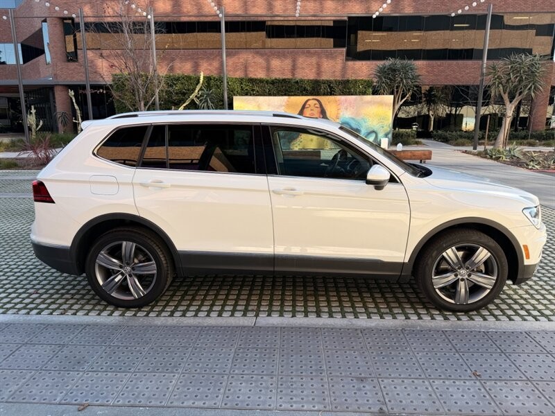 Volkswagen Tiguan Vehicle Full-screen Gallery Image 3