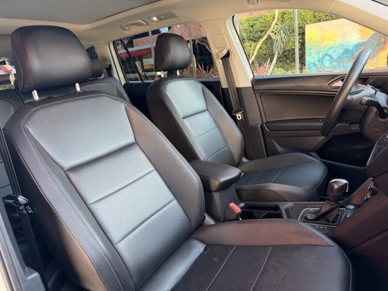 Volkswagen Tiguan Vehicle Full-screen Gallery Image 11