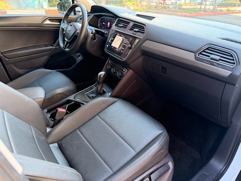 Volkswagen Tiguan Vehicle Full-screen Gallery Image 12