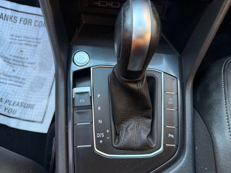 Volkswagen Tiguan Vehicle Full-screen Gallery Image 16