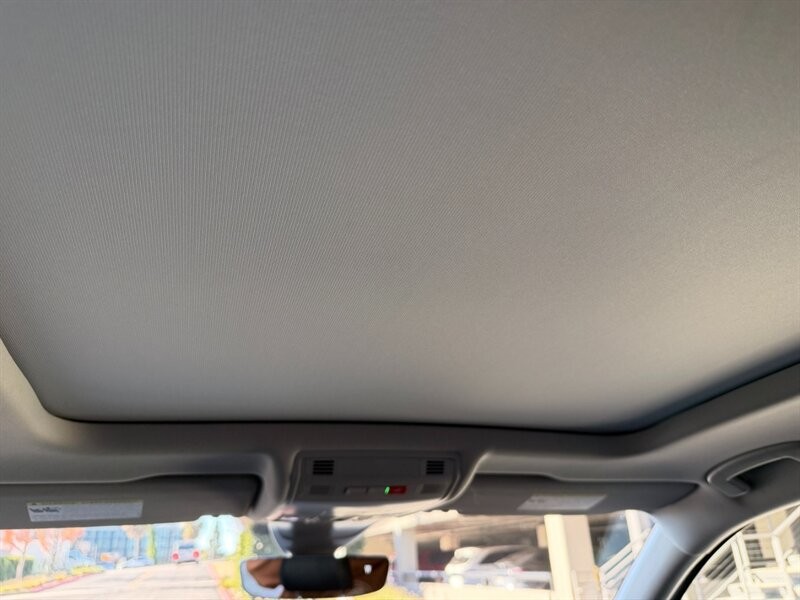 Volkswagen Tiguan Vehicle Full-screen Gallery Image 18