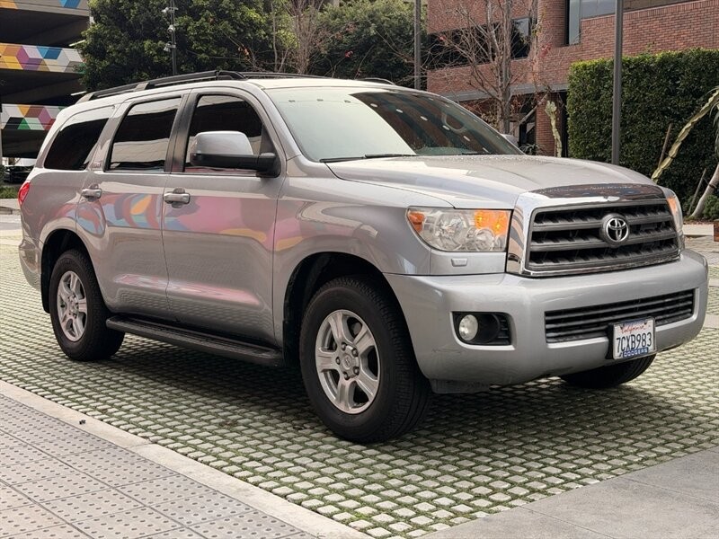 Toyota Sequoia Vehicle Full-screen Gallery Image 3