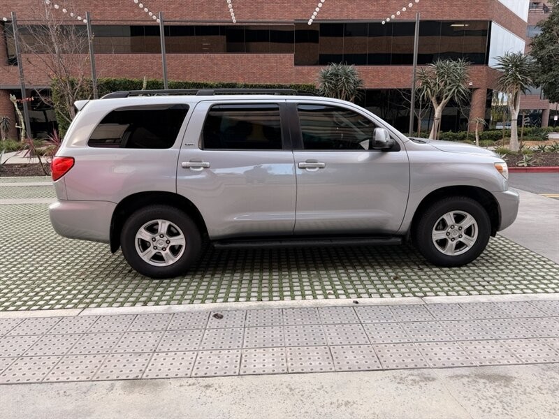 Toyota Sequoia Vehicle Full-screen Gallery Image 4