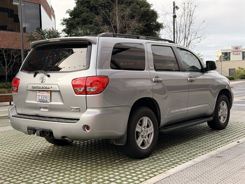 Toyota Sequoia Vehicle Full-screen Gallery Image 5