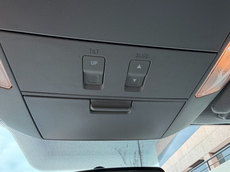 Toyota Sequoia Vehicle Full-screen Gallery Image 12