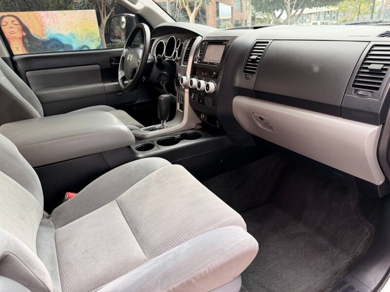 Toyota Sequoia Vehicle Full-screen Gallery Image 15