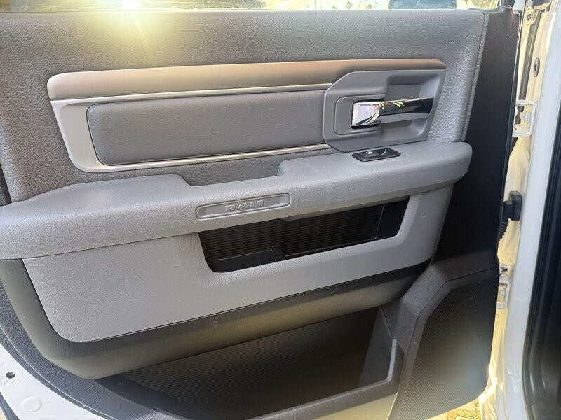 Ram 1500 Vehicle Full-screen Gallery Image 17