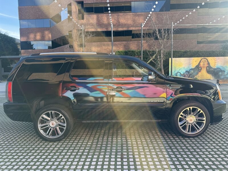 Cadillac Escalade Vehicle Full-screen Gallery Image 6