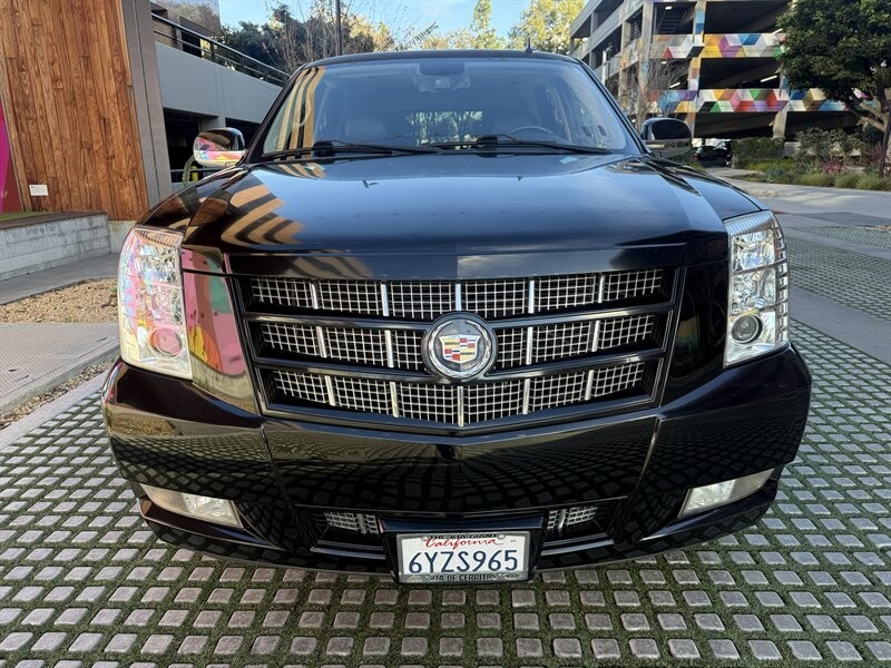 Cadillac Escalade Vehicle Full-screen Gallery Image 7