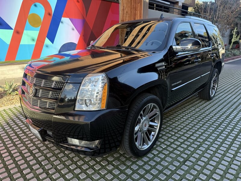 Cadillac Escalade Vehicle Full-screen Gallery Image 9